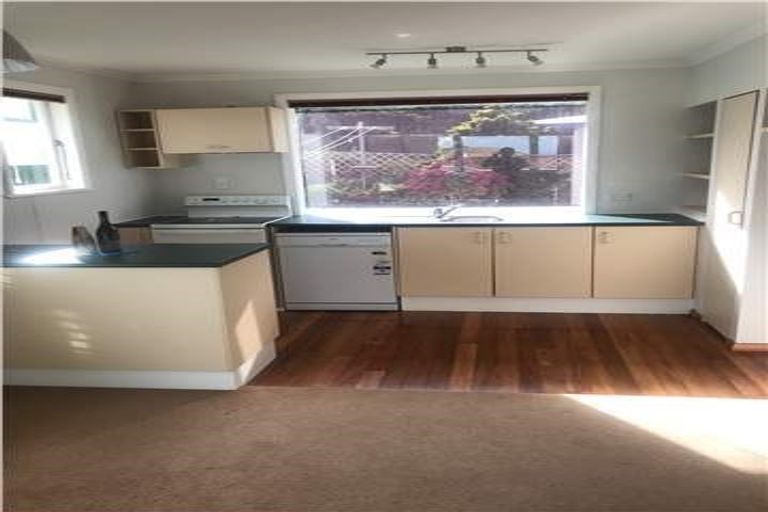 Photo of property in 20 Cotswold Crescent, Newlands, Wellington, 6037