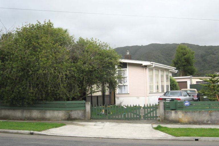 Photo of property in 6 Lowry Crescent, Stokes Valley, Lower Hutt, 5019