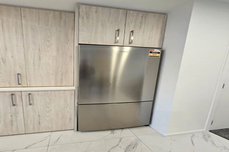 Photo of property in 10/23 Awaroa Road, Sunnyvale, Auckland, 0612