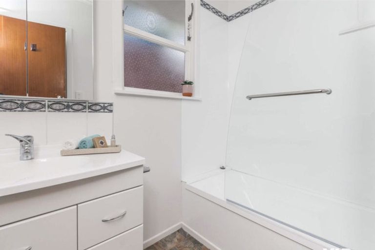 Photo of property in 5 Catherine Crescent, Paparangi, Wellington, 6037