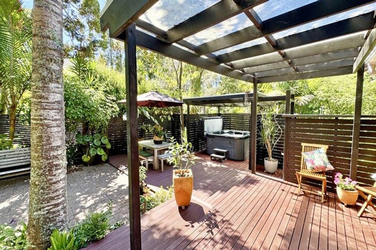 Photo of property in 11 Fitzpatrick Place, Chatswood, Auckland, 0626