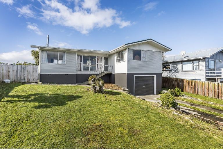 Photo of property in 124 Gloaming Hill, Titahi Bay, Porirua, 5022