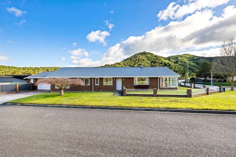 Photo of property in 28 Ranui Street, Waikawa, Picton, 7220