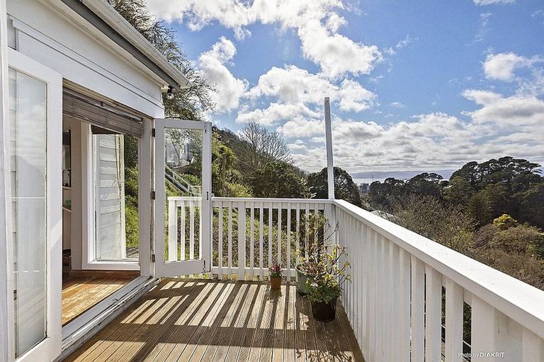 Photo of property in 67 Garden Road, Northland, Wellington, 6012