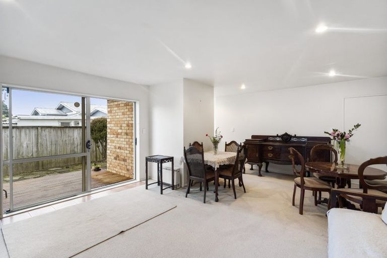 Photo of property in 19c Beach Road, Te Atatu Peninsula, Auckland, 0610