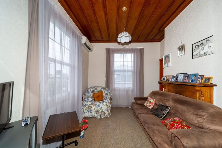 Photo of property in 16 Surrey Street, Hawera, 4610