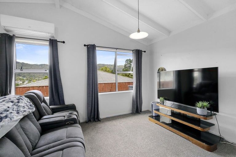 Photo of property in 7 Waipuna Grove, Stokes Valley, Lower Hutt, 5019