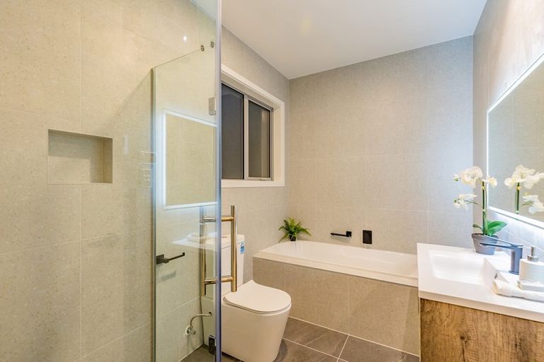 Photo of property in 43 Lumbarda Drive, Kumeu, 0810