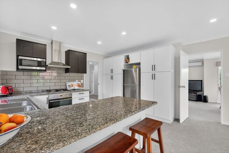 Photo of property in 40 Gillett Place, Botany Downs, Auckland, 2014