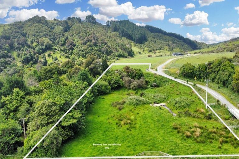 Photo of property in 13 Robertson Close, Manakau, 5583