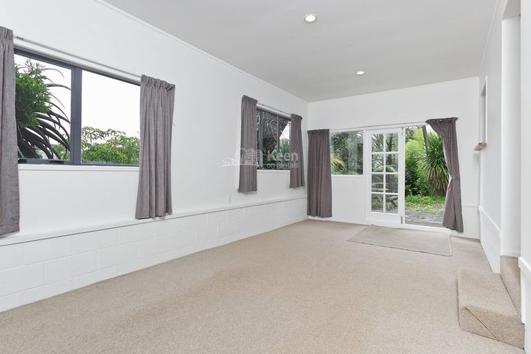 Photo of property in 90 Sunnyside Road, Sunnyvale, Auckland, 0612