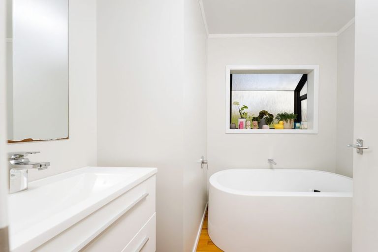 Photo of property in 5 Edgewood Way, Henderson, Auckland, 0612