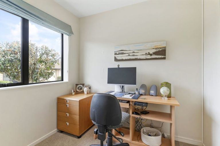 Photo of property in 58 Royalle Mews, Botany Downs, Auckland, 2010