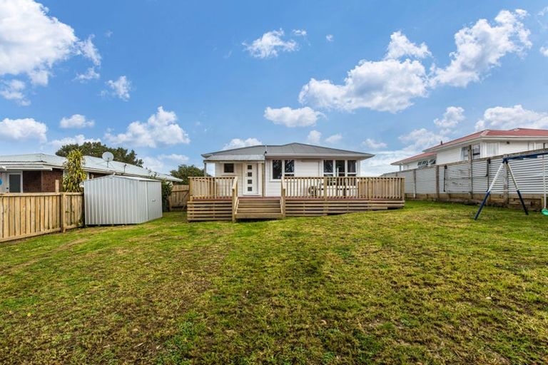 Photo of property in 32 Beauzami Crescent, Ascot Park, Porirua, 5024
