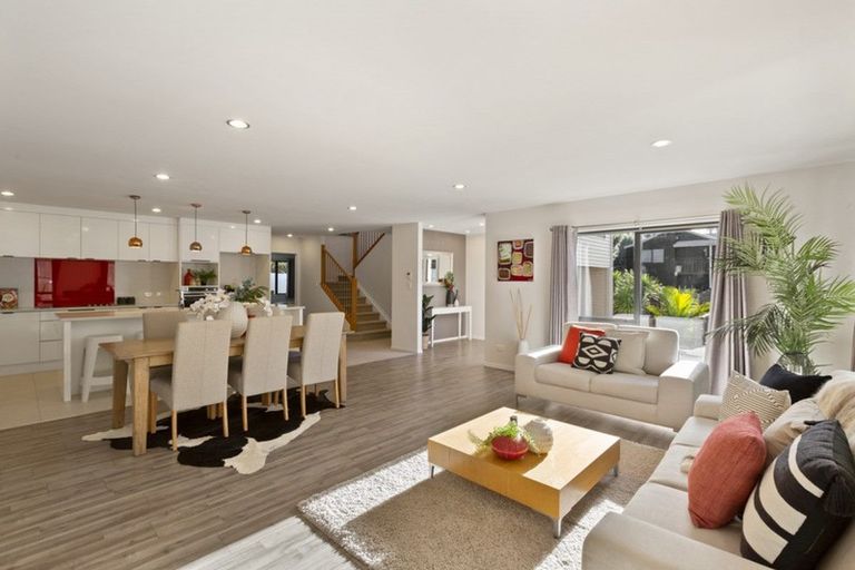 Photo of property in 2/41 Fairmount Road, Titirangi, Auckland, 0604