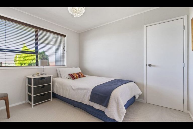 Photo of property in 19 Gwenand Place, Botany Downs, Auckland, 2010