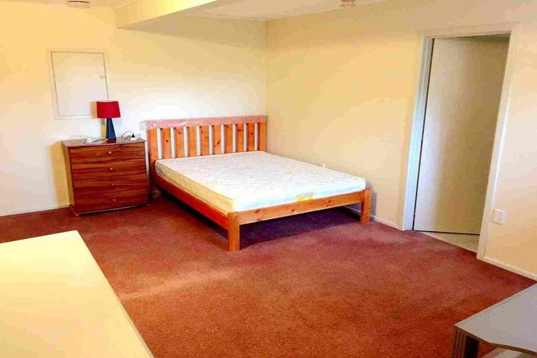 Photo of property in 70 Tiroroa Avenue, Te Atatu South, Auckland, 0610
