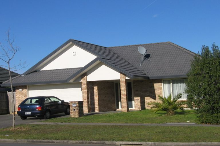 Photo of property in 102 Moyrus Crescent, East Tamaki Heights, Auckland, 2016