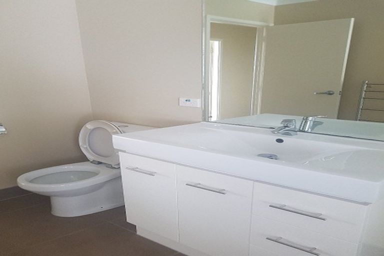 Photo of property in 1/134 Bleakhouse Road, Mellons Bay, Auckland, 2014