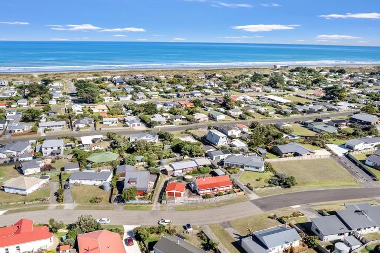 Photo of property in 10 Taonui Street, Waitarere Beach, Levin, 5510