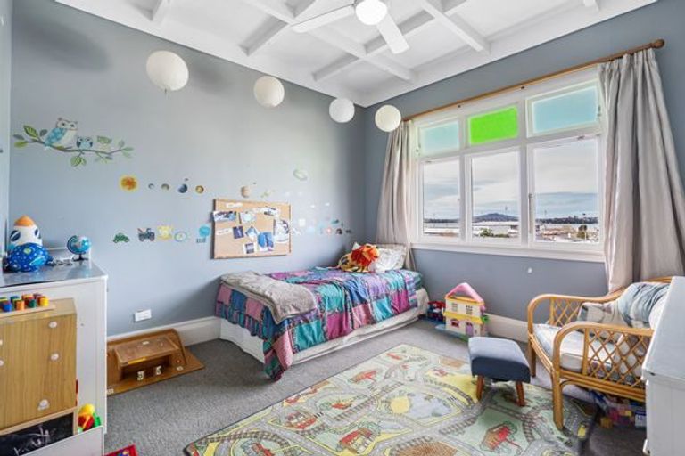 Photo of property in 16 Alfred Street, Northcote Point, Auckland, 0627