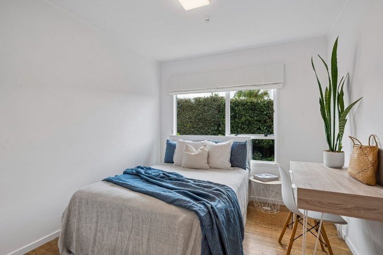 Photo of property in 2/7 Hanlon Crescent, Narrow Neck, Auckland, 0624
