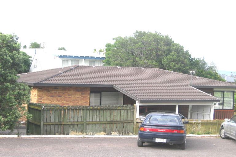 Photo of property in 2/466 Glenfield Road, Glenfield, Auckland, 0629