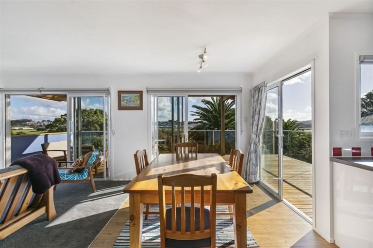 Photo of property in 28 Moffat Road, Red Beach, 0932