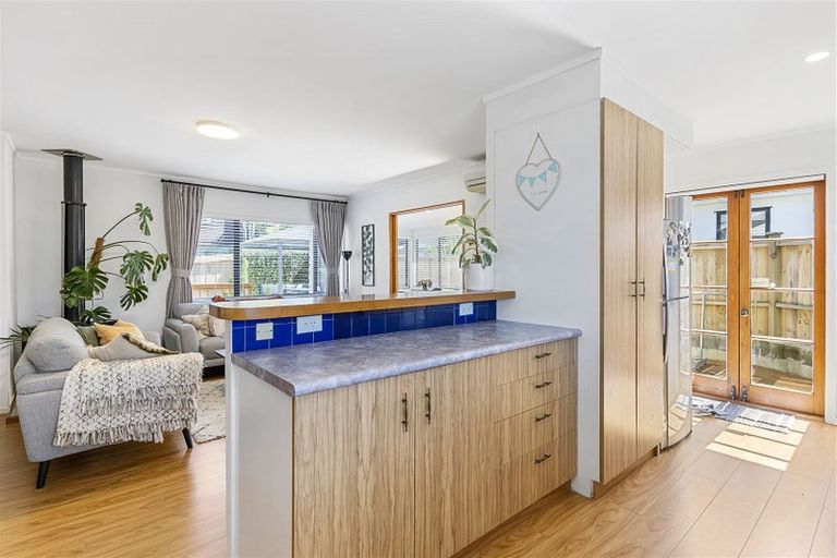 Photo of property in 20a Atlantis Place, Totara Vale, Auckland, 0629