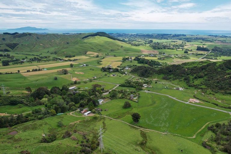 Photo of property in 13 Robertson Close, Manakau, 5583