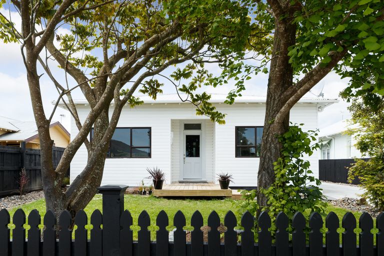 Photo of property in 43 Wood Street, Takaro, Palmerston North, 4410