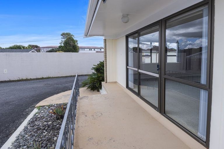 Photo of property in 27 Kamo Road, Regent, Whangarei, 0112