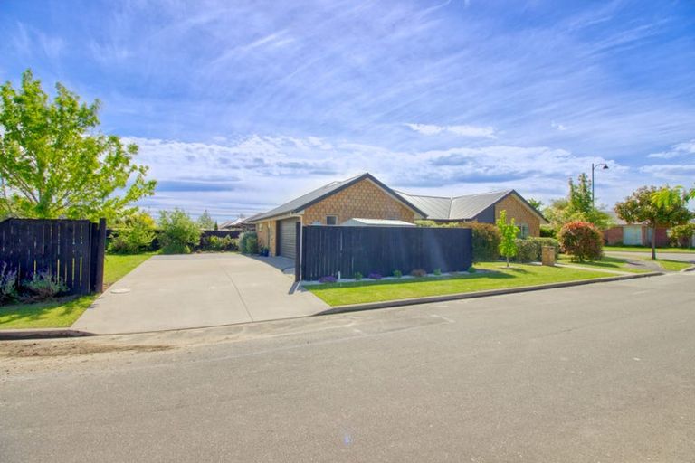 Photo of property in 33 Little Oaks Drive, Yaldhurst, Christchurch, 8042