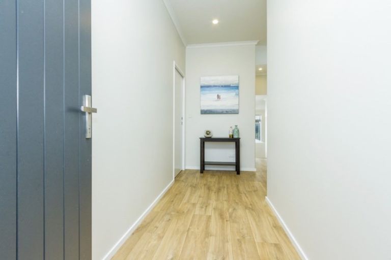 Photo of property in 15b Headland Drive, Long Bay, Auckland, 0630
