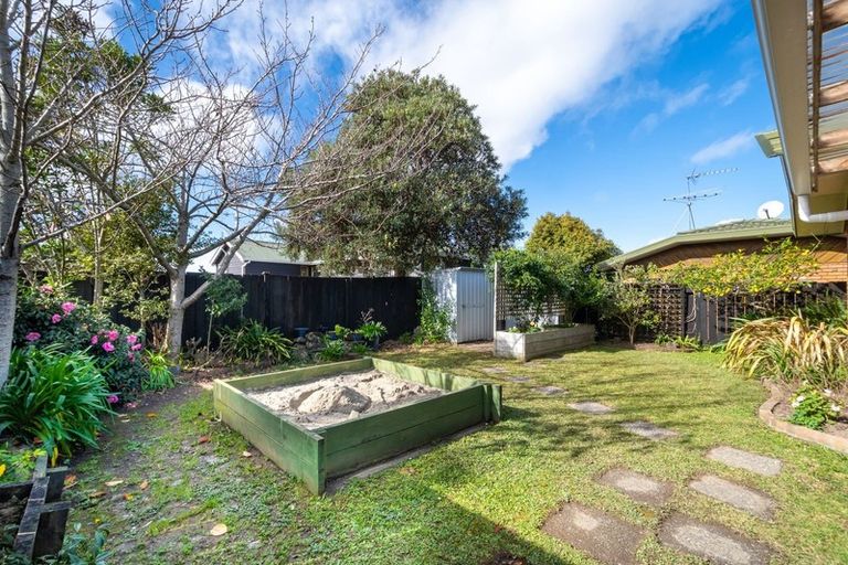 Photo of property in 1/11 Javelin Place, West Harbour, Auckland, 0618