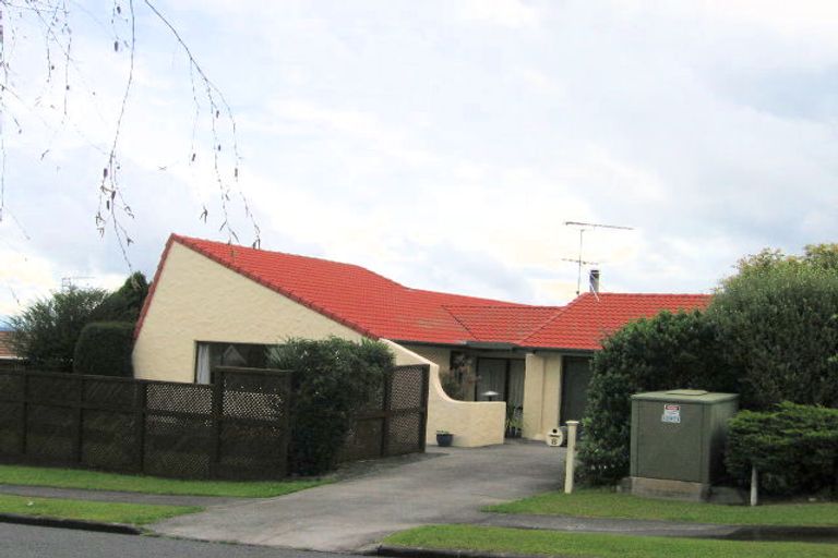 Photo of property in 8 St Simon Place, Botany Downs, Auckland, 2010