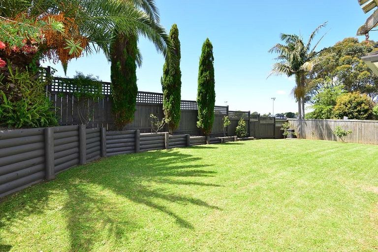 Photo of property in 31 Ronald Macken Place, Windsor Park, Auckland, 0632