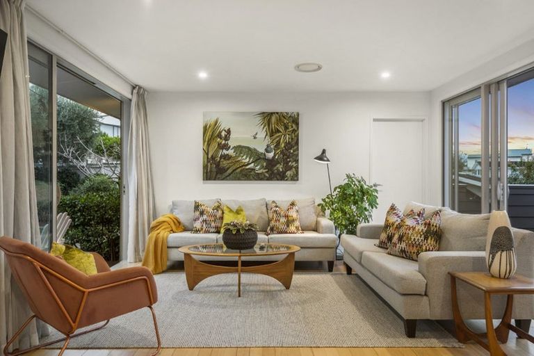 Photo of property in 11 City View Terrace, Birkenhead, Auckland, 0626