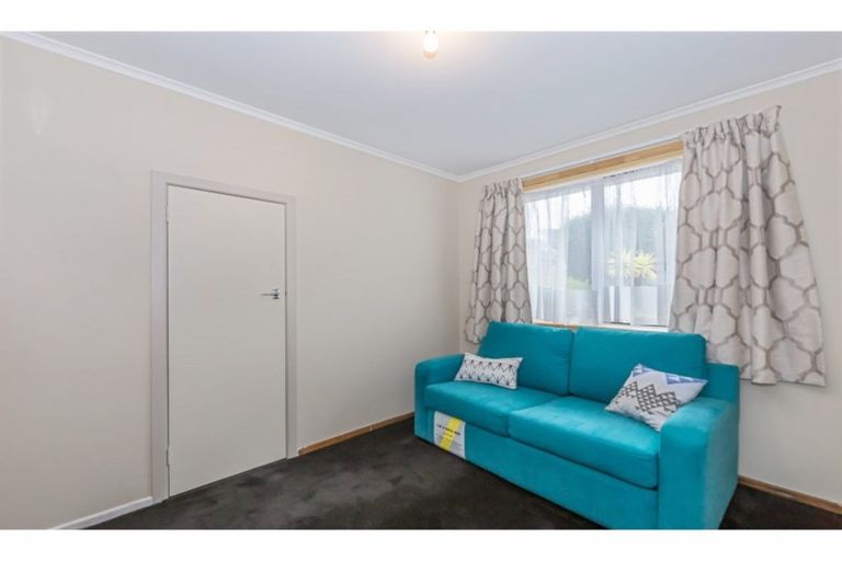 Photo of property in 1/23 Merton Avenue, Glenfield, Auckland, 0627