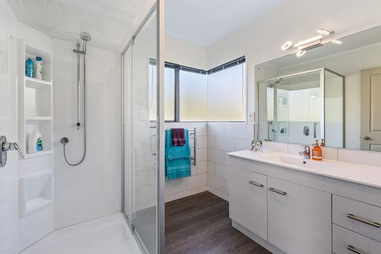 Photo of property in 5 Hanly Close, West Harbour, Auckland, 0618