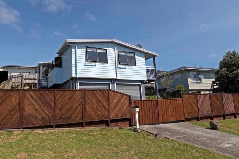 Photo of property in 1/28 Elizabeth Drive, West Harbour, Auckland, 0618