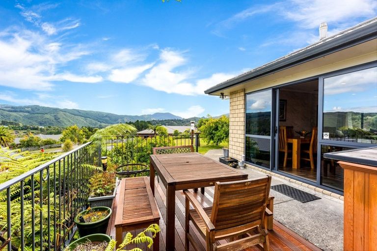 Photo of property in 32 Mount Marua Drive, Timberlea, Upper Hutt, 5018