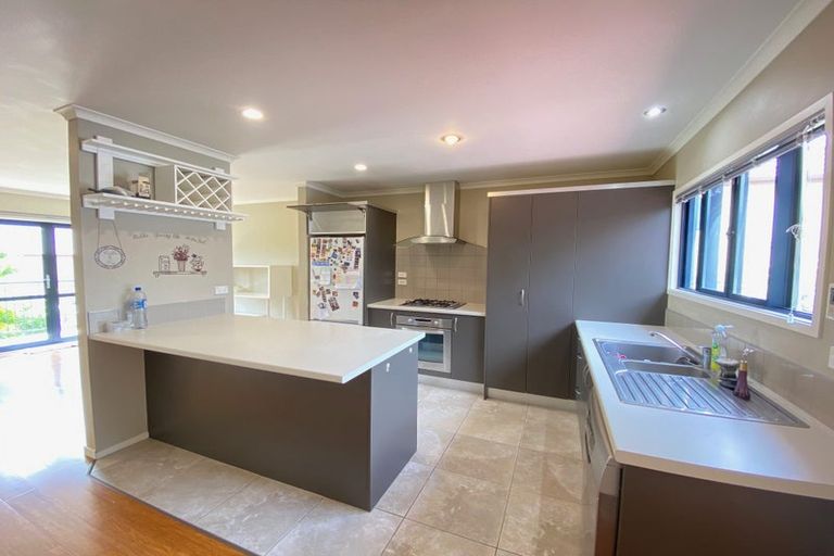 Photo of property in 14 Vicente Place, Oteha, Auckland, 0632