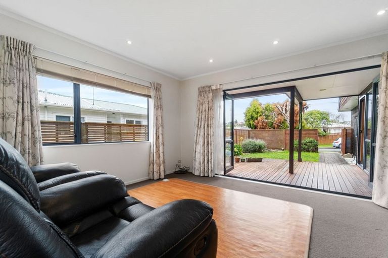 Photo of property in 1/16 Pax Avenue, Forrest Hill, Auckland, 0620