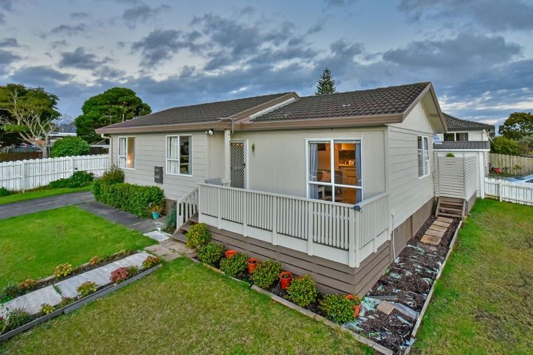 Photo of property in 2/18 Etherton Drive, Weymouth, Auckland, 2103