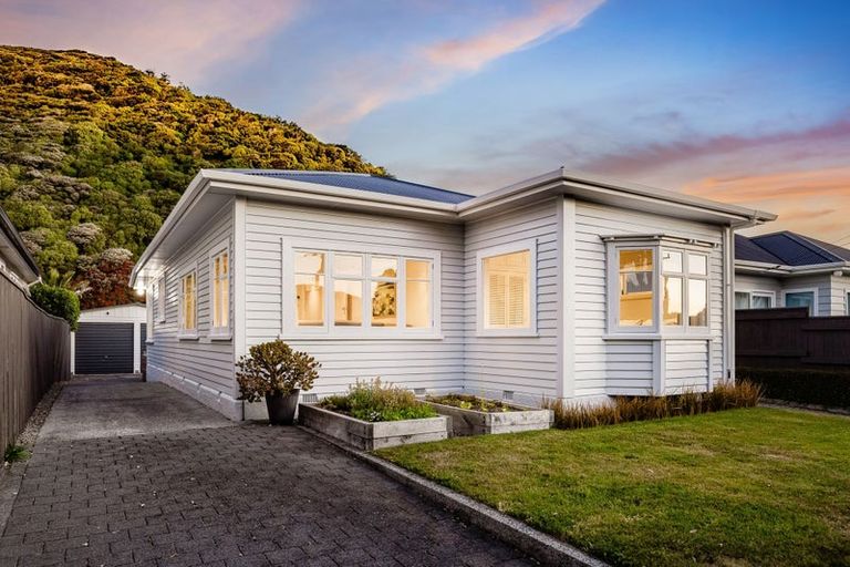 Photo of property in 73 Oroua Street, Eastbourne, Lower Hutt, 5013