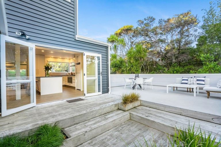 Photo of property in 17 Wernham Place, Northcote, Auckland, 0626