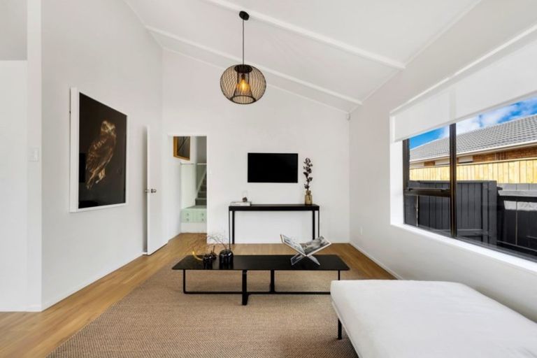 Photo of property in 2/17 Oliver Street, Point Chevalier, Auckland, 1022