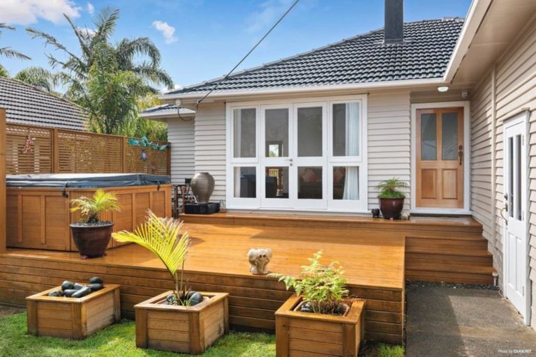 Photo of property in 1/9 Merton Avenue, Glenfield, Auckland, 0627
