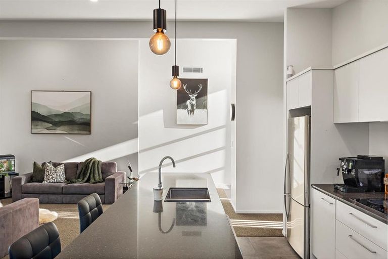 Photo of property in 8 Sir Lincoln Drive, Kumeu, 0810